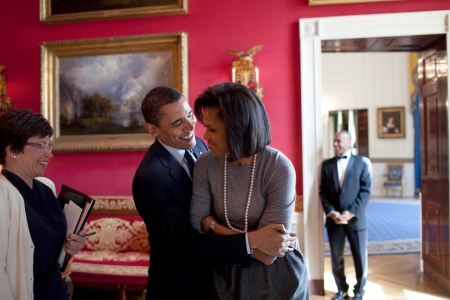 I love you! No I love you more! disgustingly cute (White House Photographer Pete Souza)